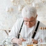 Процесс создания натуральной косметики с игровым подходом